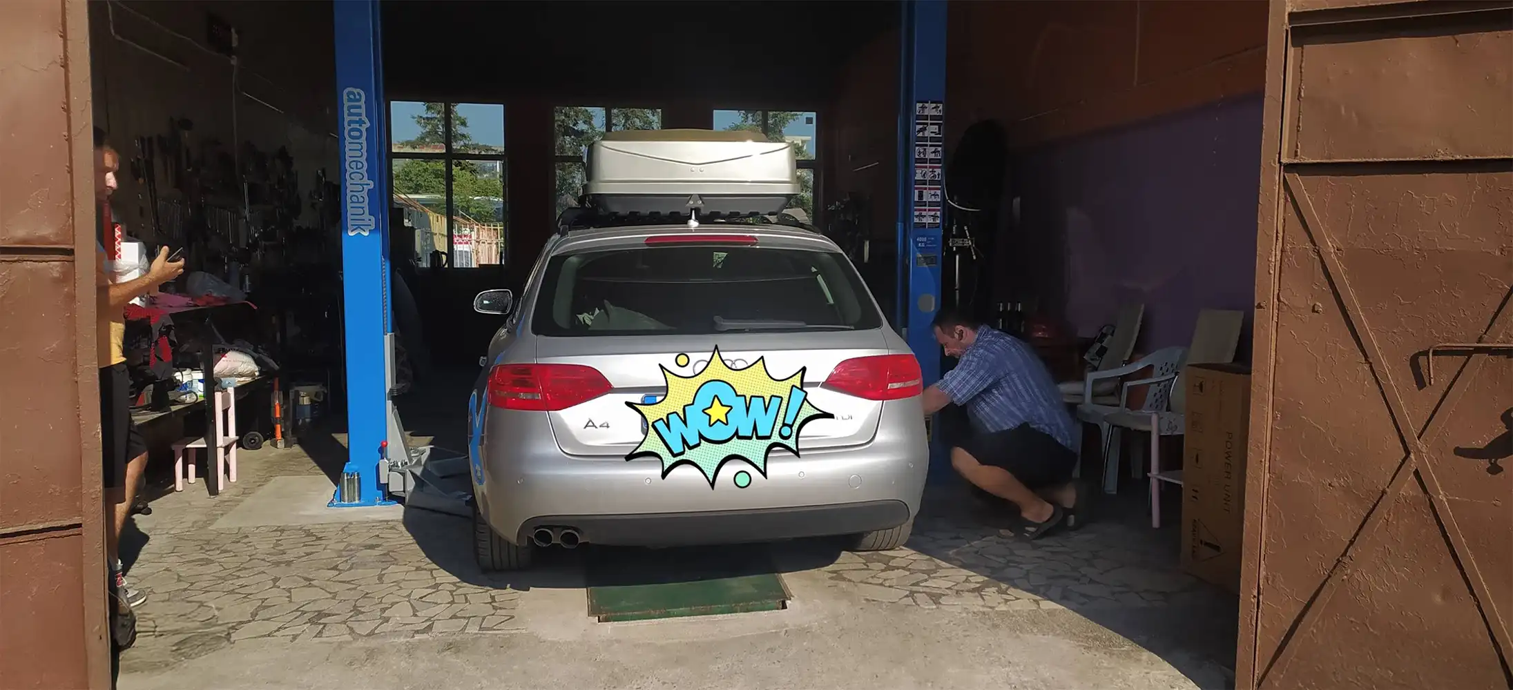 Механик работи по автомобил в сервиз
